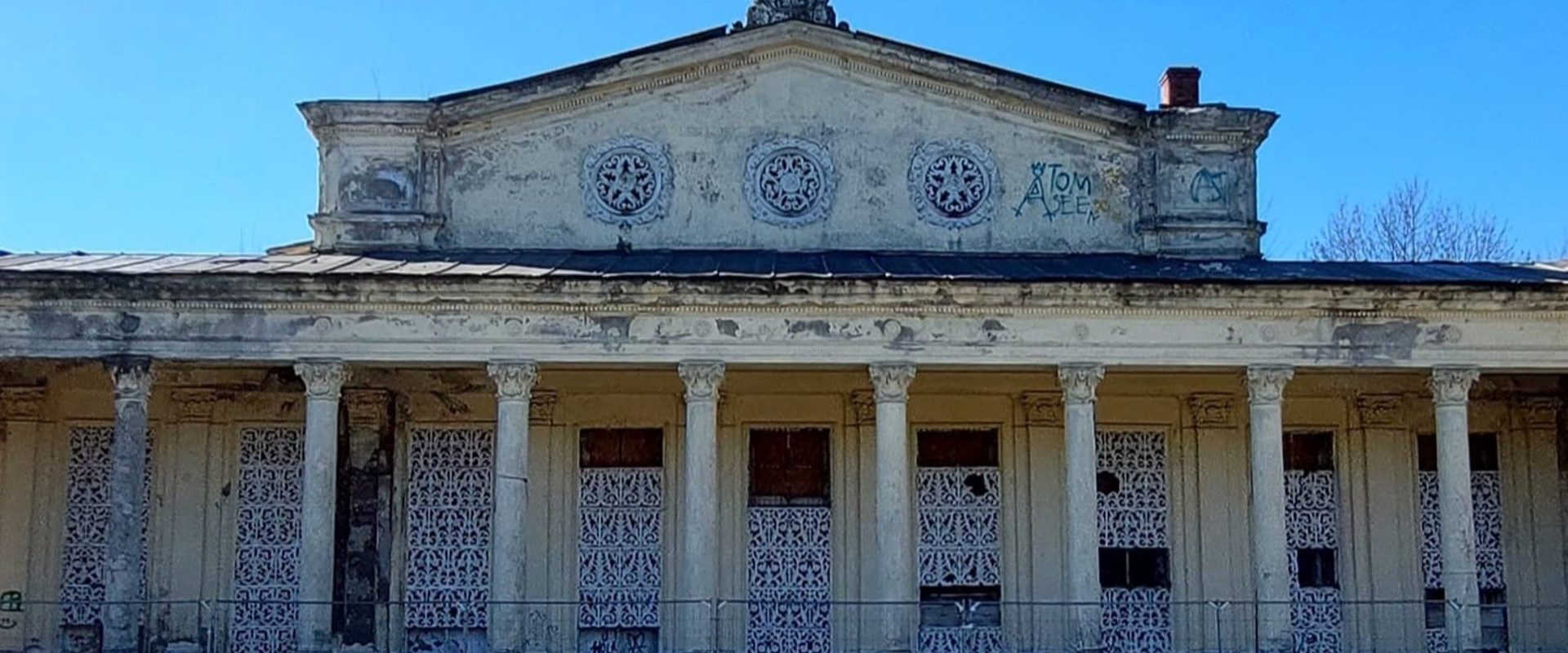 Primăria Sectorului 1, amendată pentru plăți nejustificate la teatrul de vară și un ansamblu educațional Curtea de Conturi a descoperit plăți nejustificate în valoare de peste 15.000 de euro efectuate de Primăria Sectorului 1 către firmele care au lucrat la modernizarea Teatrului de Vară „Nicolae Bălcescu” și la construirea unui ansamblu educațional