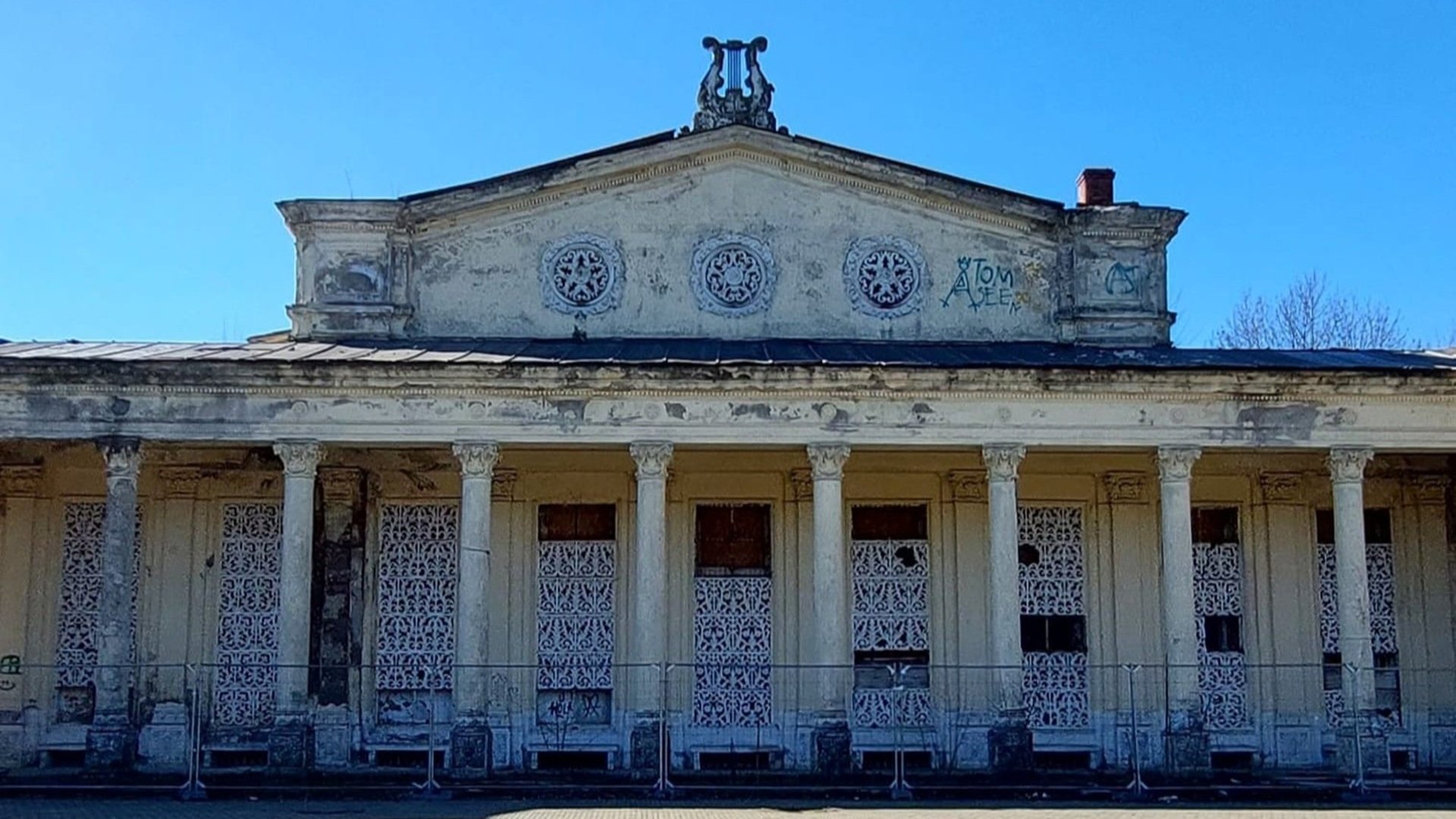 Primăria Sectorului 1, amendată pentru plăți nejustificate la teatrul de vară și un ansamblu educațional Curtea de Conturi a descoperit plăți nejustificate în valoare de peste 15.000 de euro efectuate de Primăria Sectorului 1 către firmele care au lucrat la modernizarea Teatrului de Vară „Nicolae Bălcescu” și la construirea unui ansamblu educațional