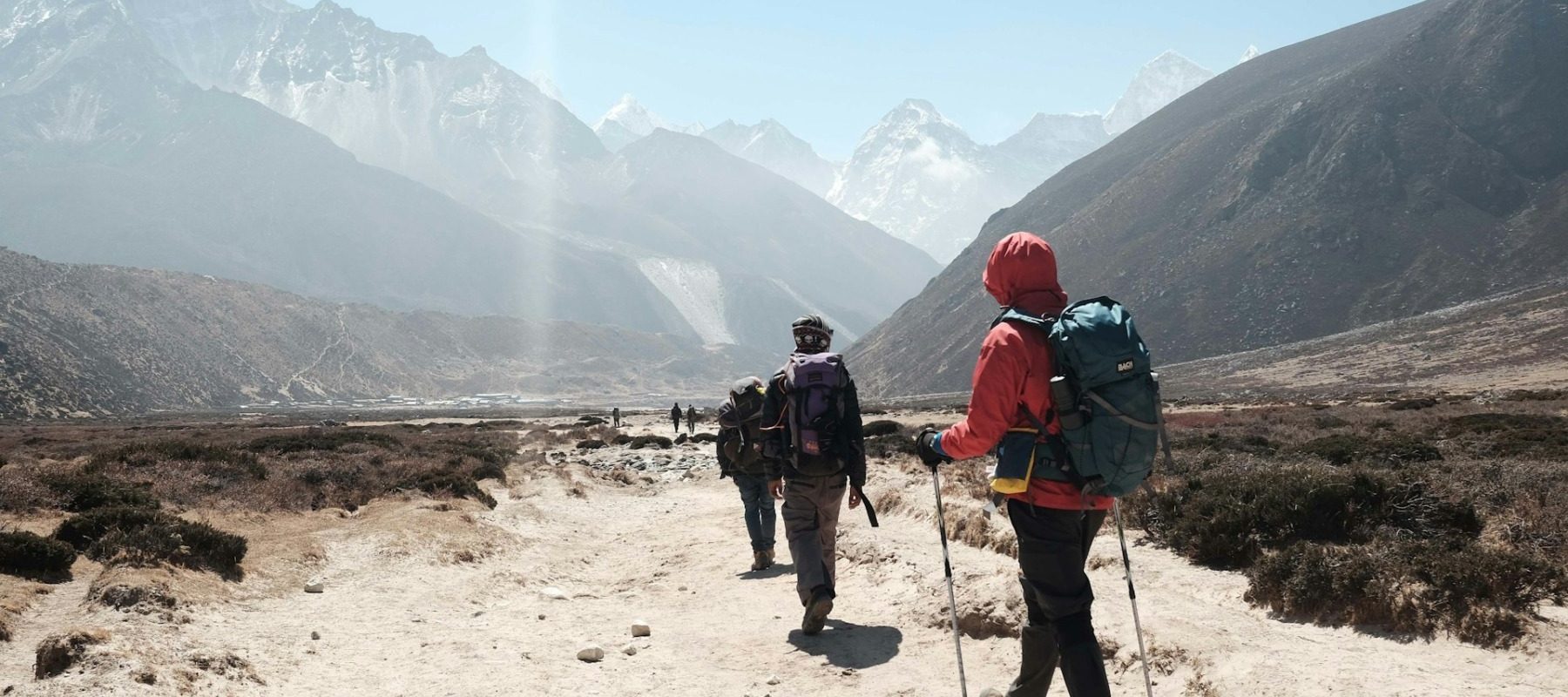 Un scandal de proporții zguduie lumea alpinismului: ghizii de pe EVEREST sunt acuzați că ar fi intoxicat alpiniști și turiști pentru a genera evacuări medicale plătite de asigurări