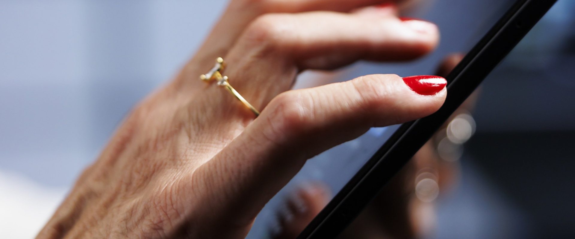 O simplă fotografie cu buletinul sau pașaportul salvată pe telefon poate deschide calea către furtul de identitate, avertizează specialiștii