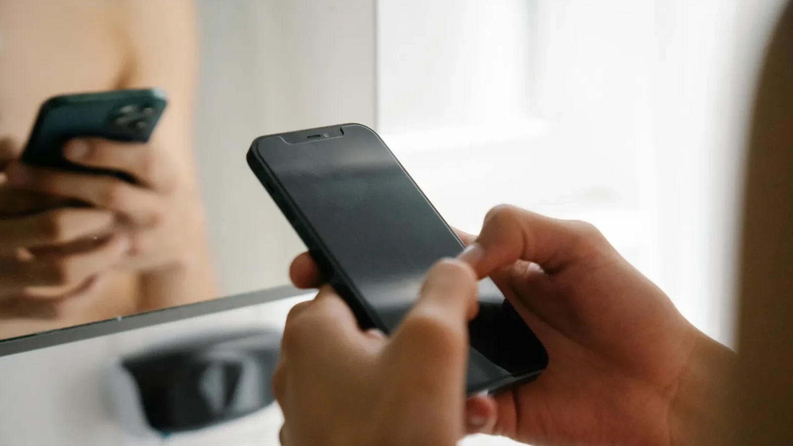 Telefonul te fură! Cum îți păcălește creierul, confirmă neurologia