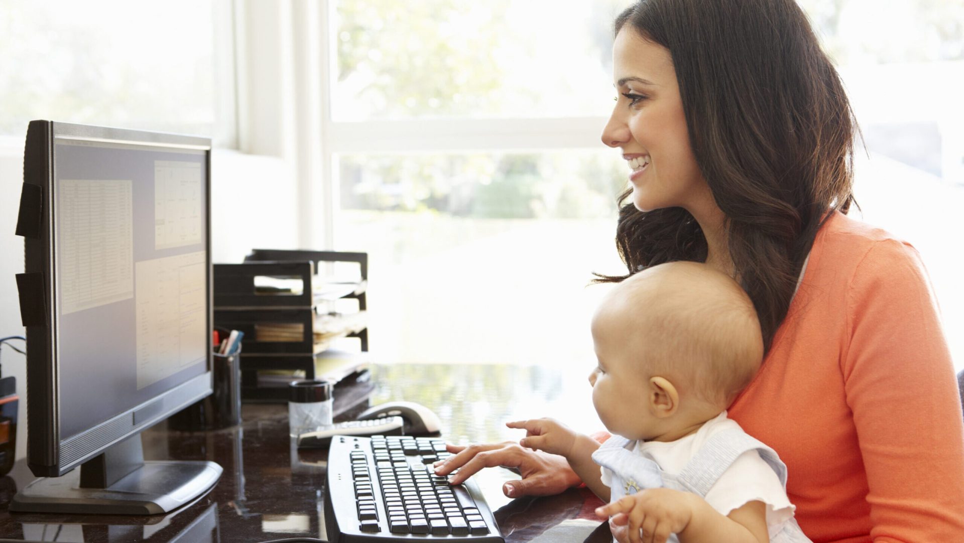 Stimulent pentru mame: Câți bani primesc cele care se întorc la muncă mai devreme