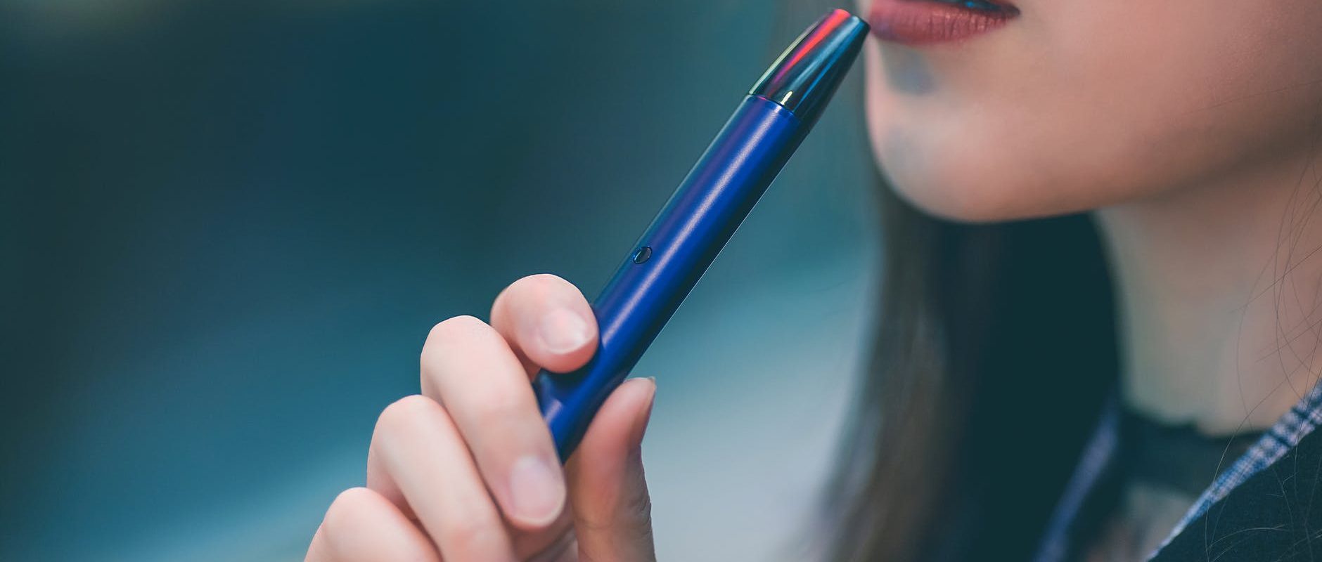 Expunerea copiilor la nicotină, în creștere din cauza țigărilor electronice, potrivit unui nou studiu București – Expunerea copiilor și adolescenților la nicotină reprezintă o problemă de sănătate publică care persistă, chiar dacă fumatul tradițional este în scădere