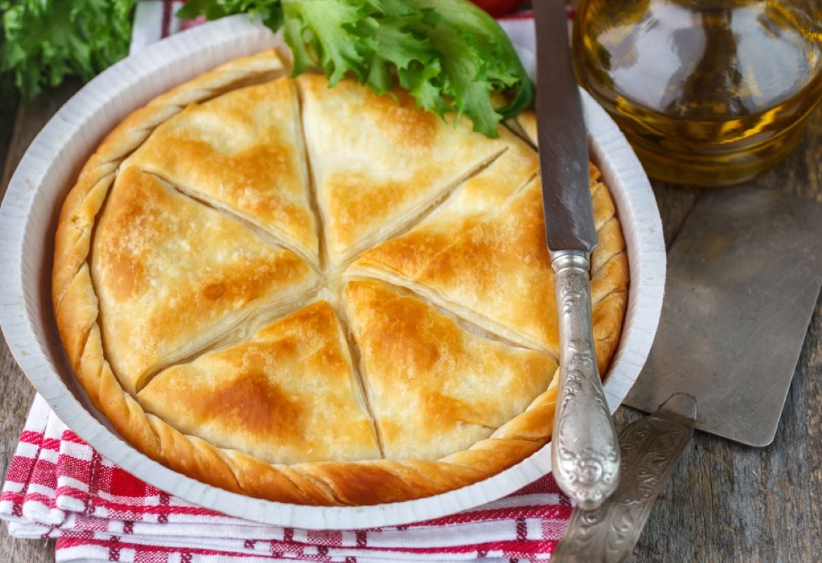 Tiropita, deliciul grecesc cu brânză: Rețeta SECRETĂ ajunge-n România
