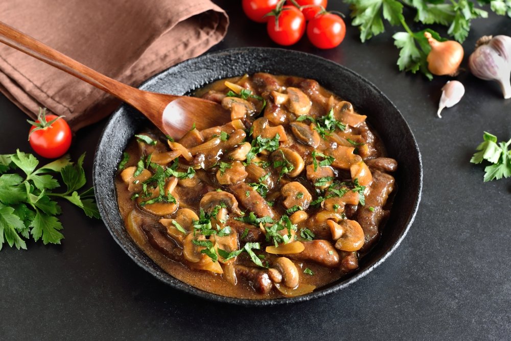 O tocăniță de ciuperci mănăstirească, o alegere culinară perfectă pentru perioadele de post, combină simplitatea cu gustul autentic