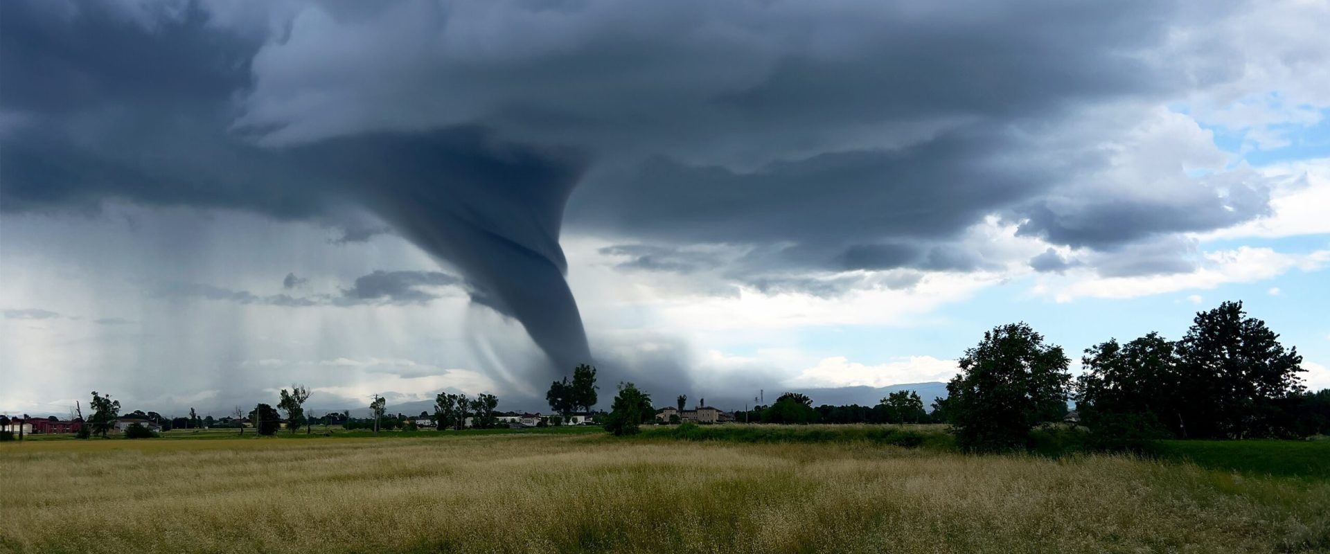 Vine valul: România se pregătește de furtuni puternice de vară