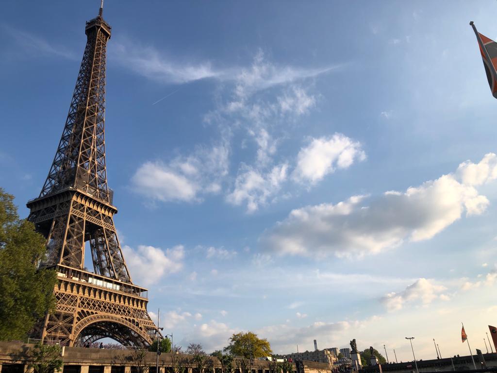 Capitala Franței, sub conducerea primarului în exercițiu, Anne Hidalgo, a cunoscut o transformare semnificativă în ultimii ani, cu accent pe piste pentru biciclete, reducerea traficului și recuperarea spațiului public