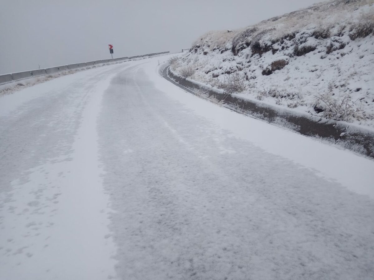 Avertisment de Zăpadă pe DN1 și DN7C: Șoferii, Avertizați! Probleme de circulație din cauza zăpezii au apărut joi în mai multe zone din țară, iar autoritățile rutiere au intervenit cu utilaje pentru a asigura fluența traficului