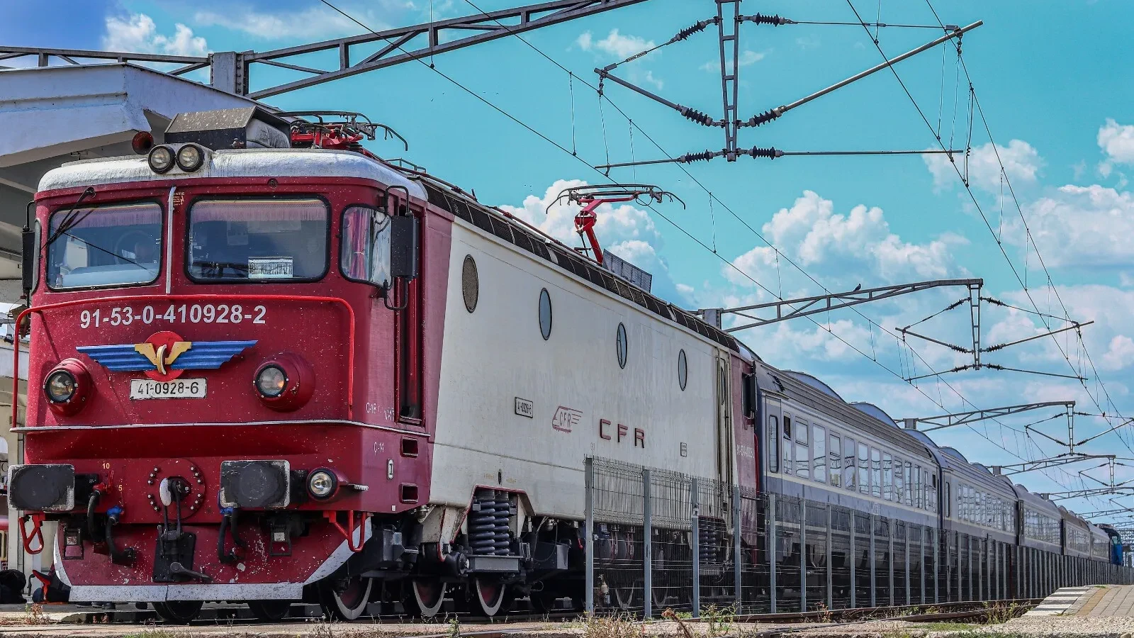 Trenurile, blocate între Mihăești și Radomirești din cauza unei avarii