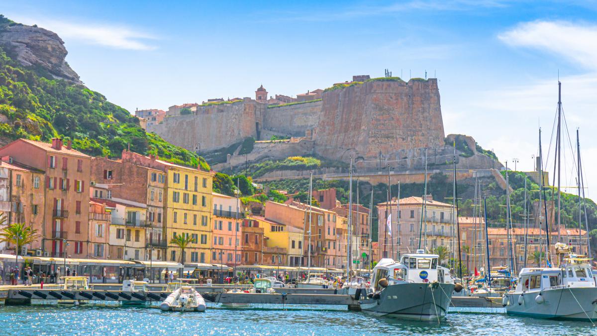 Corsica: Turiștii, BLOCAȚI în porturi din cauza protestelor legate de motorină