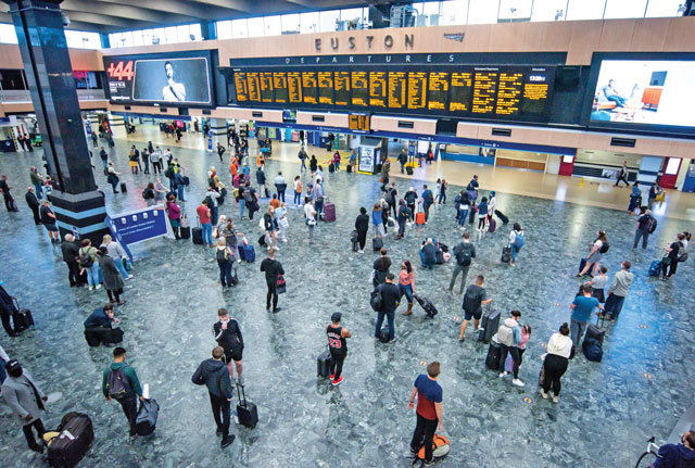 Cheltuieli record: Românii au fugit de criză, dar au golit conturile în străinătate