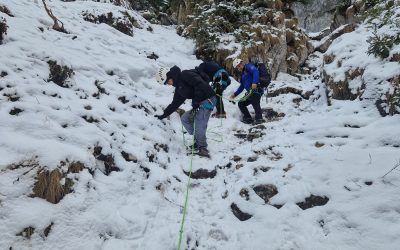 Turiștii blocați în Piatra Craiului, salvați de jandarmii montani