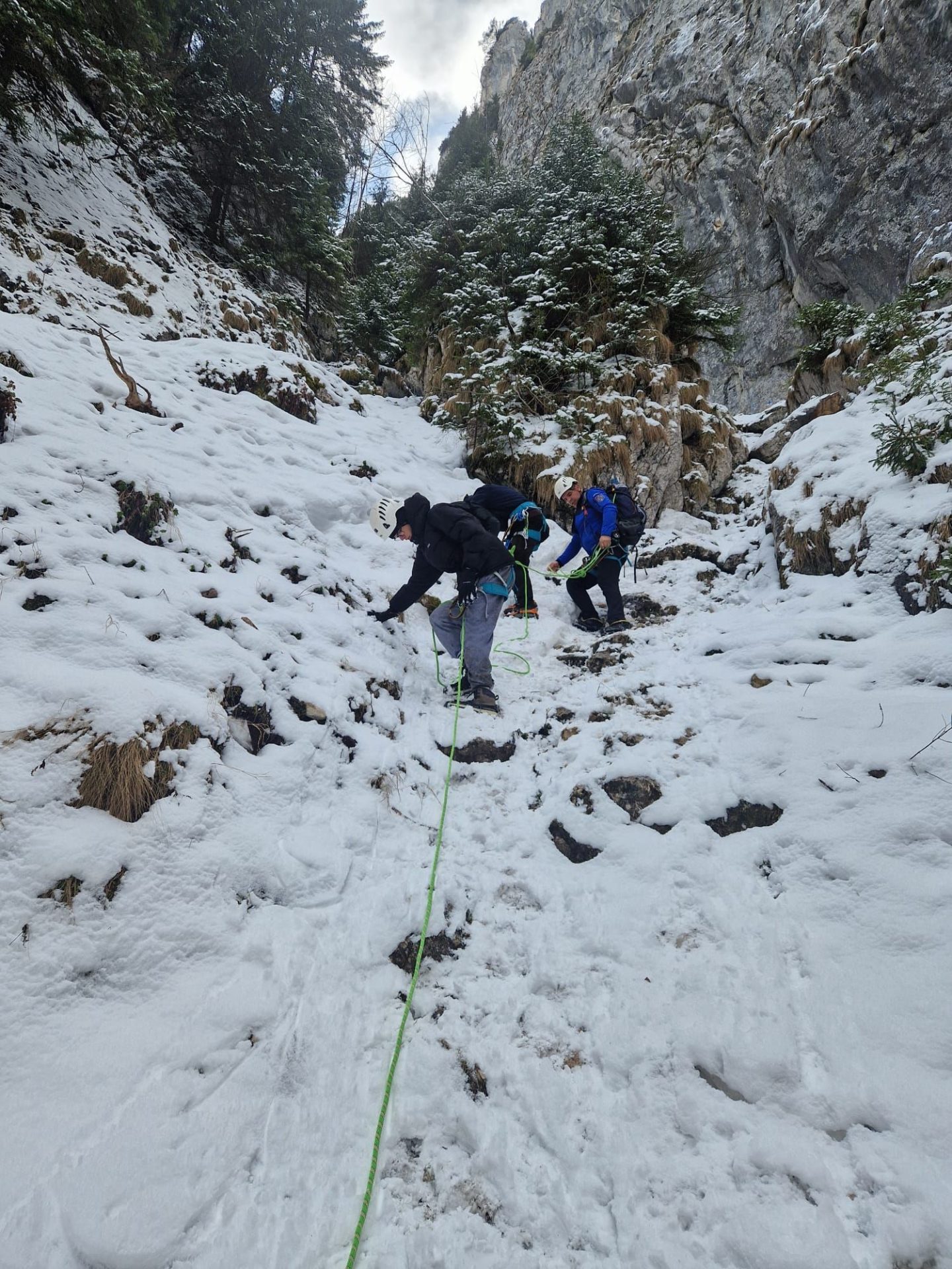 Turiștii blocați în Piatra Craiului, salvați de jandarmii montani