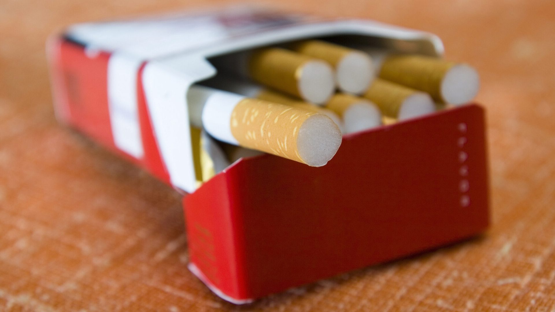 Marea Britanie: Interdicție radicală pentru tinerii din 2009 în privința țigărilor