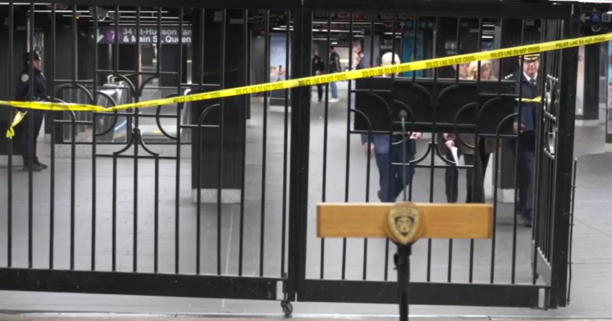 Bărbat împușcat mortal la metrou în NEW YORK, după ce a înjunghiat trei persoane