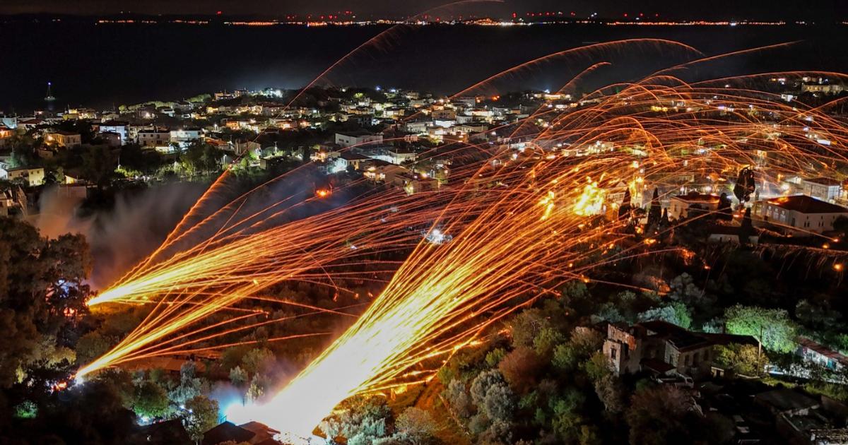 Război cu rachete de Paște în Grecia: Două biserici rivale se înfruntă