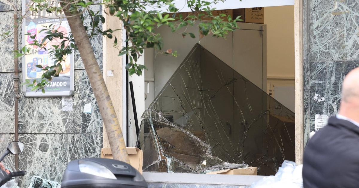 Imagini ȘOCANTE din Napoli: Ce au golit hoții dintr-o bancă