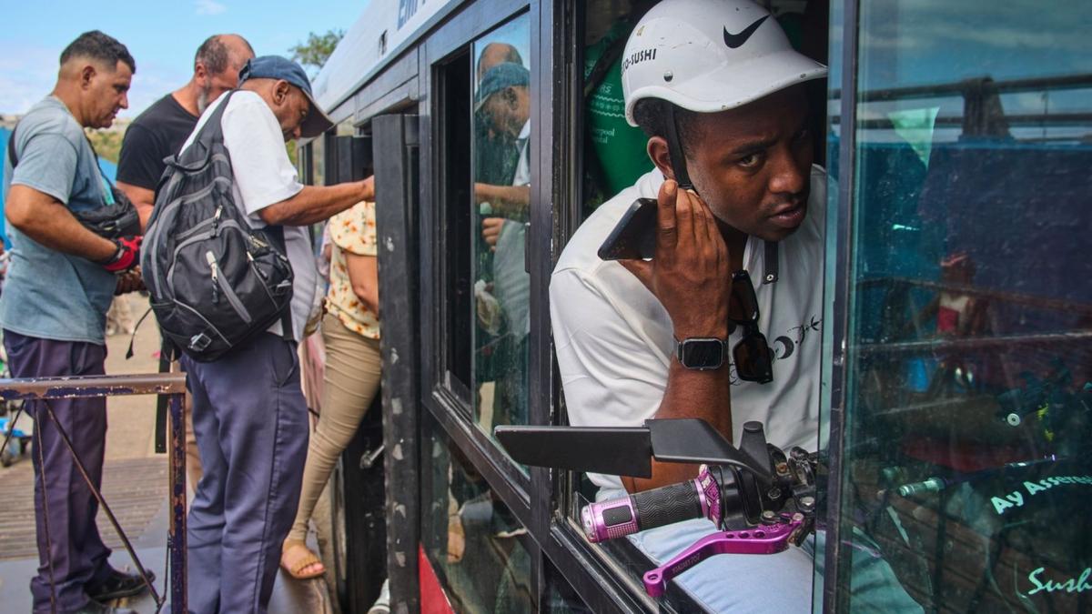 Ciclobusul din Havana, soluția anti-criză de combustibil din Cuba