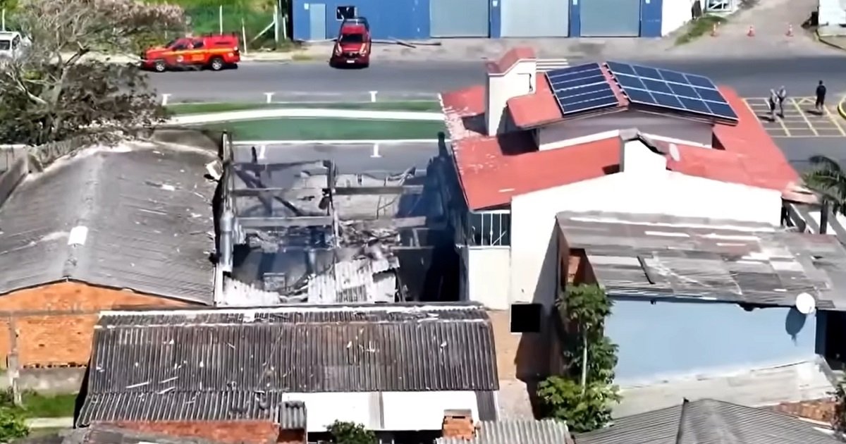 Un avion privat s-a prăbușit peste un restaurant din Brazilia, ucigând patru persoane Un avion privat s-a prăbușit vineri peste un restaurant din orașul CAPÃO DA CANOA, în sudul BRAZILIEI, accidentul provocând moartea tutururor celor patru persoane aflate la bord