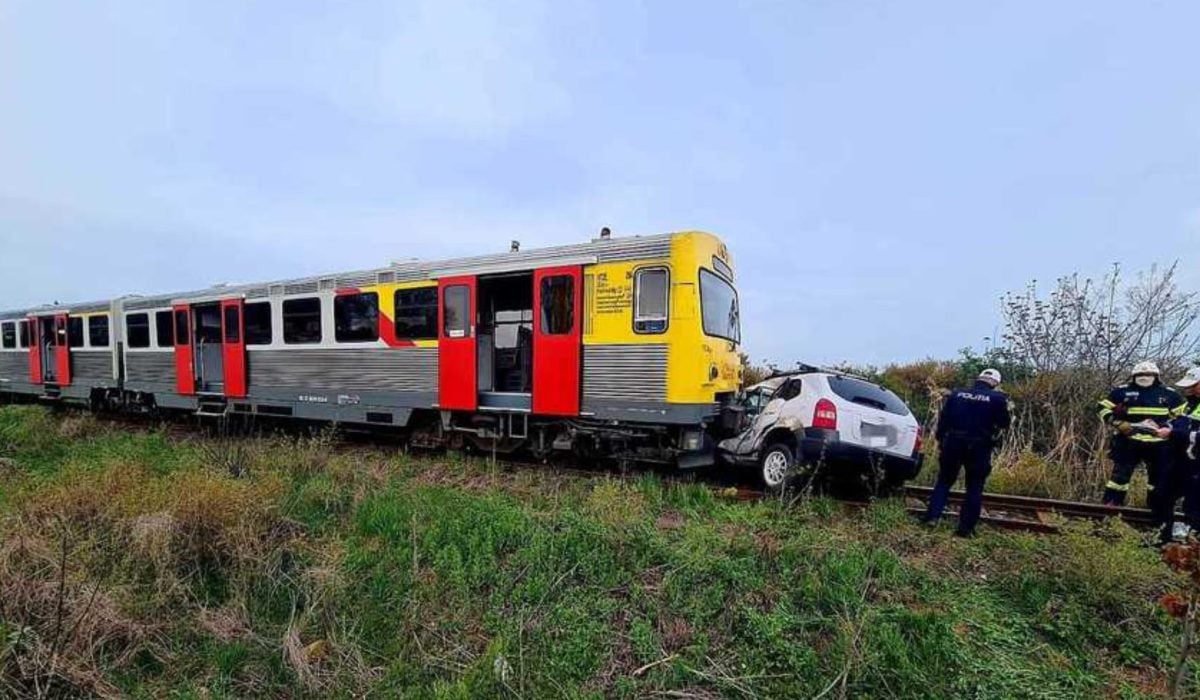 Mașină zdrobită de tren la Timișoara: Ce au descoperit salvatorii