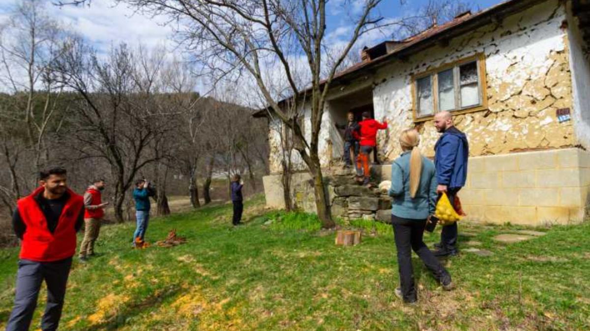 Moșul din munții buzoiului: 12 km până la magazin, dar o veste schimbă tot