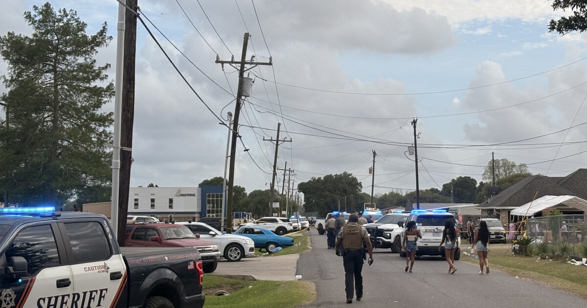 Un șofer beat a intrat cu mașina într-o mulțime la un festival în SUA, 18 răniți LAFAYETTE, LOUISIANA – Un eveniment tragic a avut loc în timpul paradei de la Festivalul de Anul Nou Lao din Parohia Iberia, SUA, pe 4 aprilie 2026, unde un șofer a intrat cu mașina în mulțime, rănind grav mai mulți pietoni