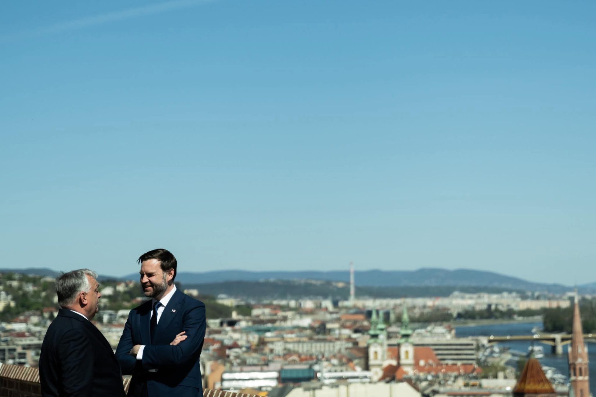 Vicepreședintele american JD Vance acuză Bruxelles-ul de amestec în alegerile din Ungaria Înaintea alegerilor cruciale din Ungaria, vicepreședintele american JD Vance a susținut o conferință de presă în care a criticat dur politica Uniunii Europene