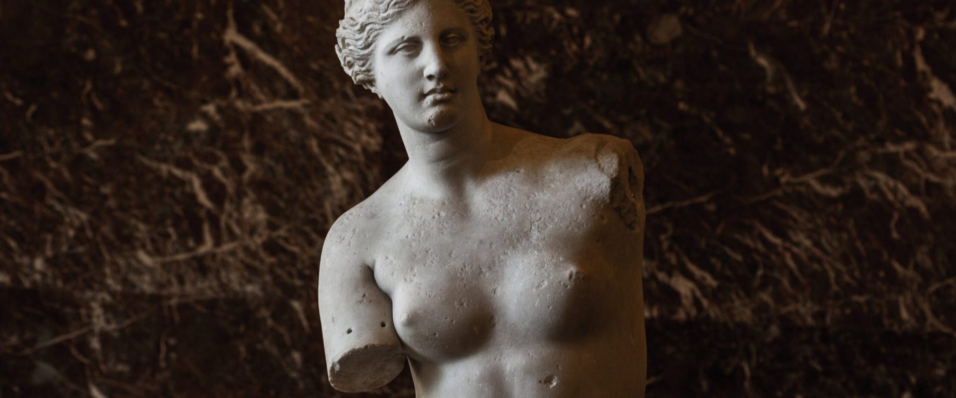 Venus din Milo, celebra statuie lipsită de brațe, a stat ascunsă secole la rând pe insula grecească Melos, înainte de a deveni una dintre cele mai admirate opere de artă din lume