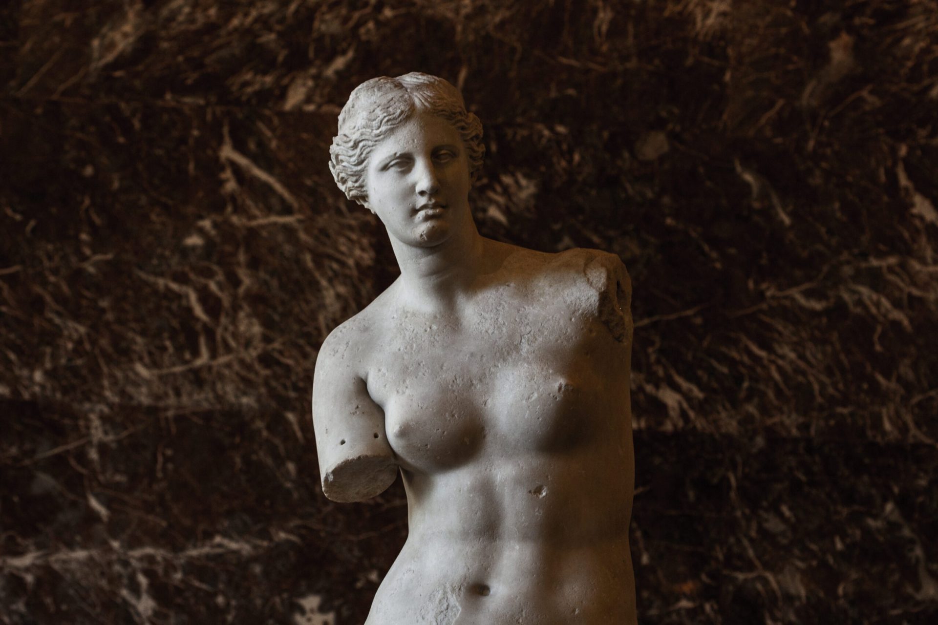 Venus din Milo, celebra statuie lipsită de brațe, a stat ascunsă secole la rând pe insula grecească Melos, înainte de a deveni una dintre cele mai admirate opere de artă din lume