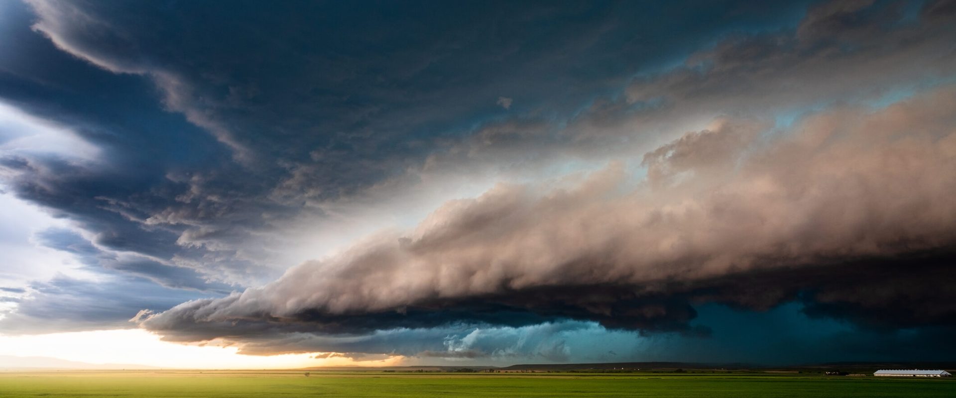 Vreme capricioasă în România sâmbătă: Ploi, vânt și ninsori la munte