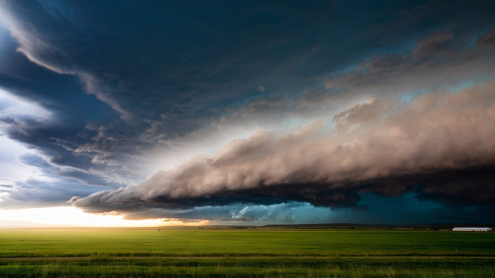 Vreme capricioasă în România sâmbătă: Ploi, vânt și ninsori la munte