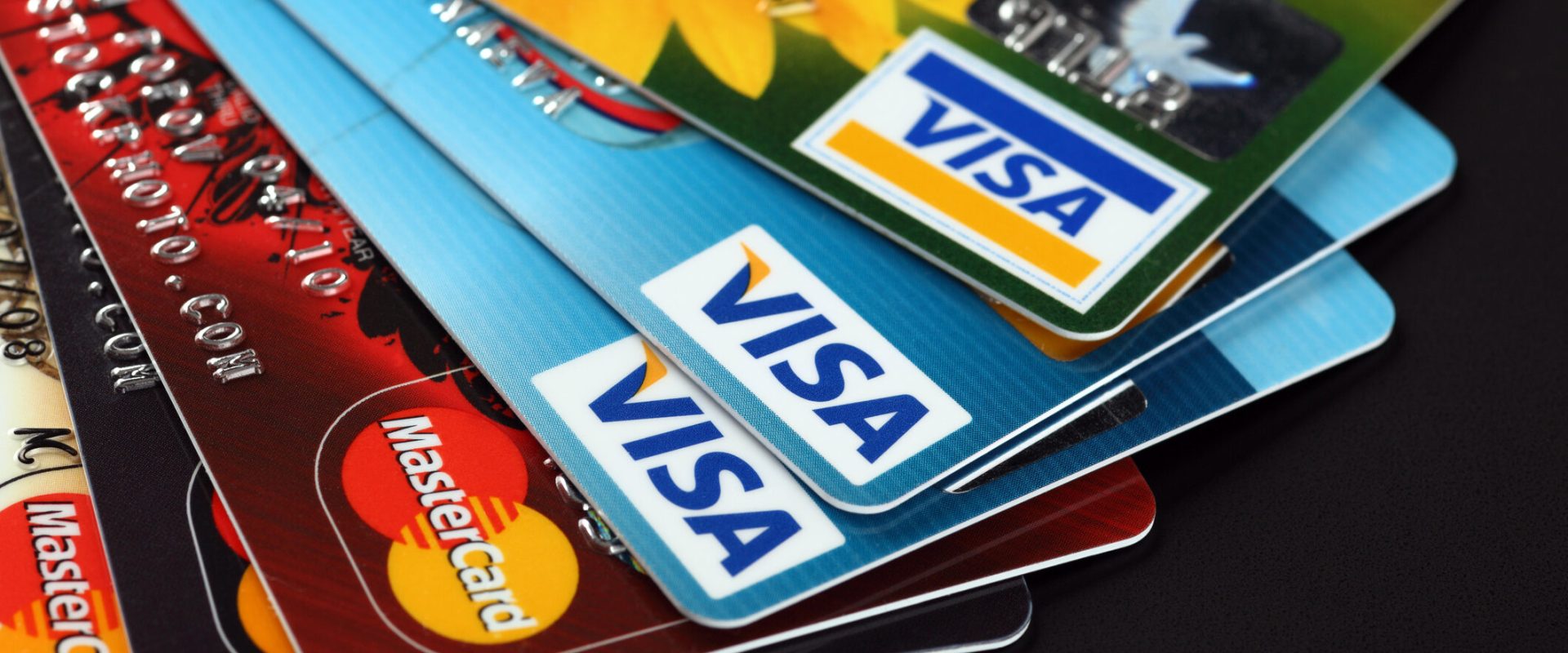 Carduri BANCARE, schimbări MAJORE: Clienții primesc un NOU IBAN. Atenție la plăți!