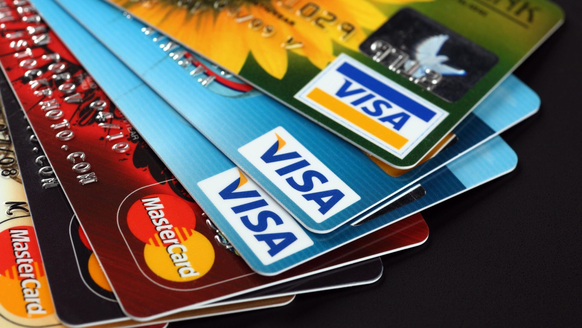 Carduri BANCARE, schimbări MAJORE: Clienții primesc un NOU IBAN. Atenție la plăți!