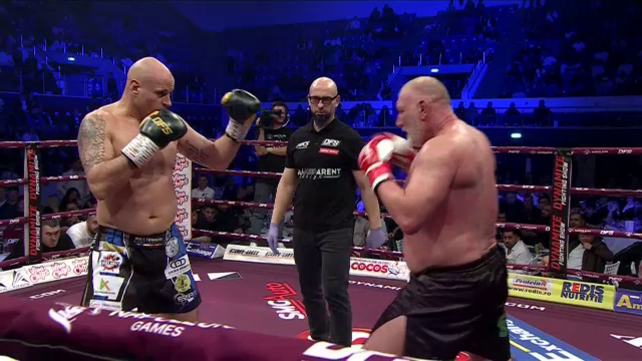Tolea Ciumac, victorie categorică la DFS, dar cu un „plus” de adrenalină București – Tolea Ciumac (51 de ani) a triumfat în fața lui Jon Berceni într-un meci disputat în cadrul galei Dynamite Fighting Show (DFS)