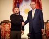 Președintele ucrainean Volodimir Zelenski a sosit sâmbătă la Istanbul pentru a se întâlni cu omologul său turc Recep Tayyip Erdogan, conform anunțului făcut de administrația prezidențială de la Kiev, citat de agențiile internaționale