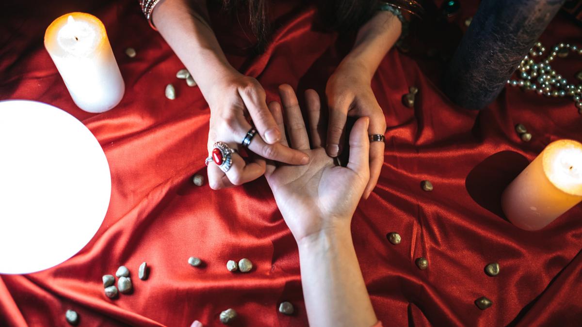 Vrăjitoarele și numerologii, liber la reclamă în Rusia. Decizia-șoc a Dumei de Stat