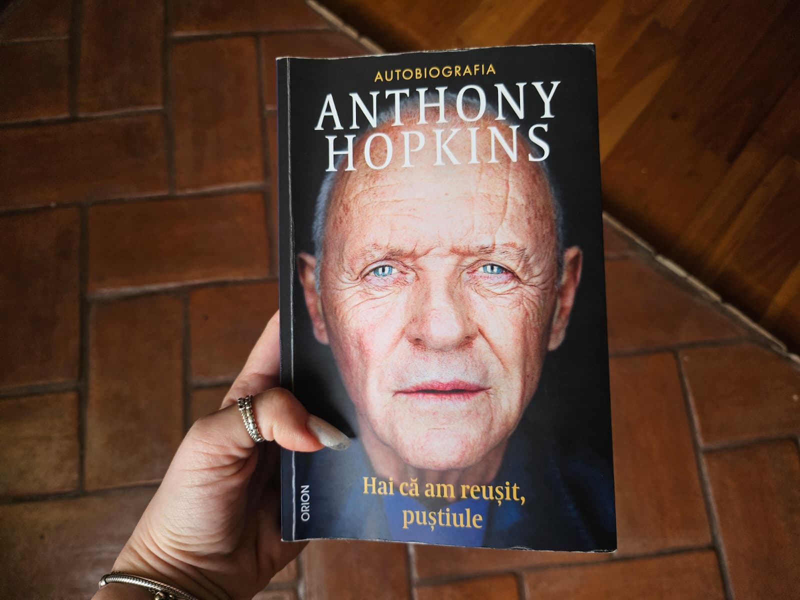 Anthony Hopkins, dincolo de Oscaruri: Rănile copilăriei și relația cu fiica, dezvăluite într-o autobiografie Noua carte a lui Anthony Hopkins, intitulată „We Did OK, Kid”, nu prezintă o imagine idilică a unei vedete de cinema, ci explorează vulnerabilitățile și experiențele care au modelat viața celebrului actor