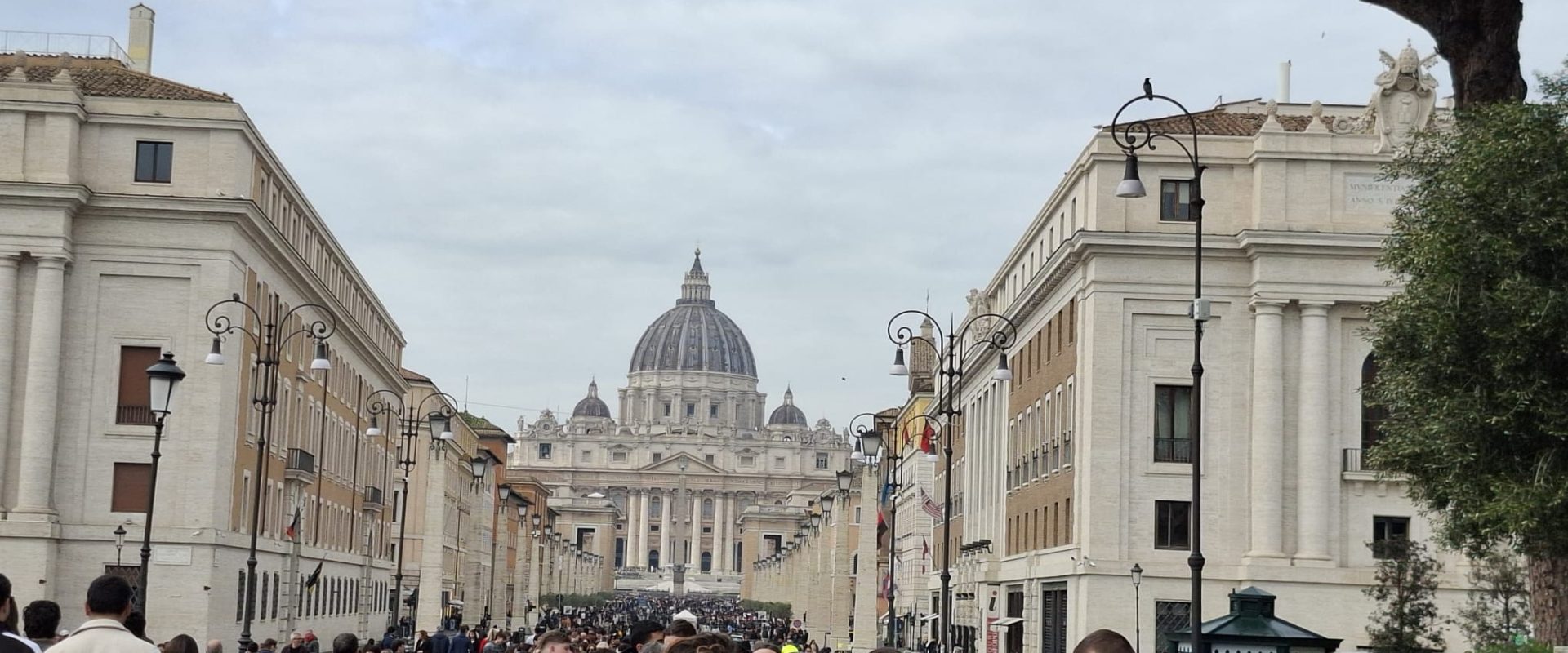 Papa LEON celebrează Paștele la ROMA: Tradiție și emoție în Piața Sfântul PETRU ROMA – Credincioșii catolici din întreaga lume se pregătesc să celebreze Paștele, cu o serie de ceremonii speciale prezidate de Papa LEON