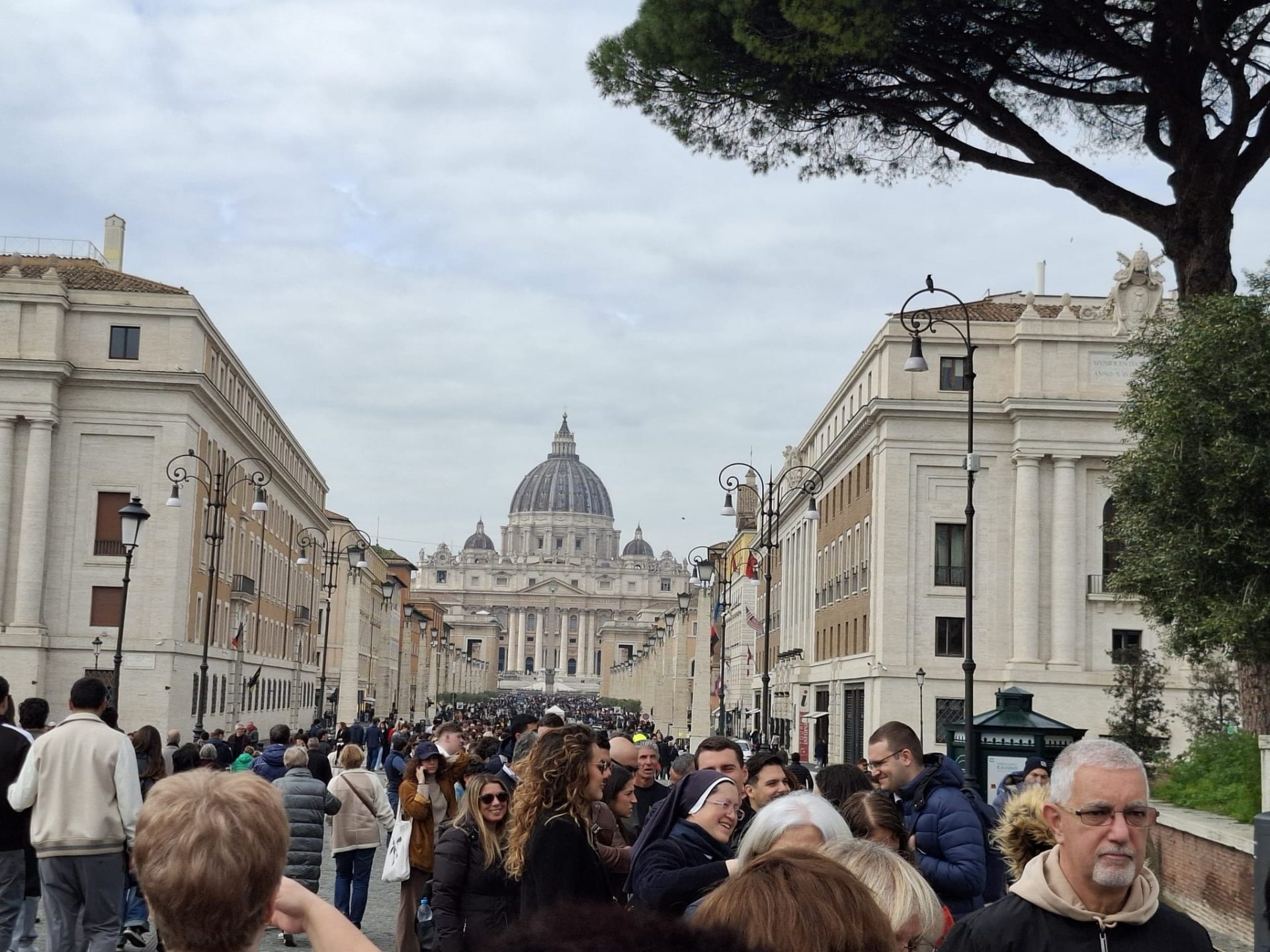 Papa LEON celebrează Paștele la ROMA: Tradiție și emoție în Piața Sfântul PETRU ROMA – Credincioșii catolici din întreaga lume se pregătesc să celebreze Paștele, cu o serie de ceremonii speciale prezidate de Papa LEON