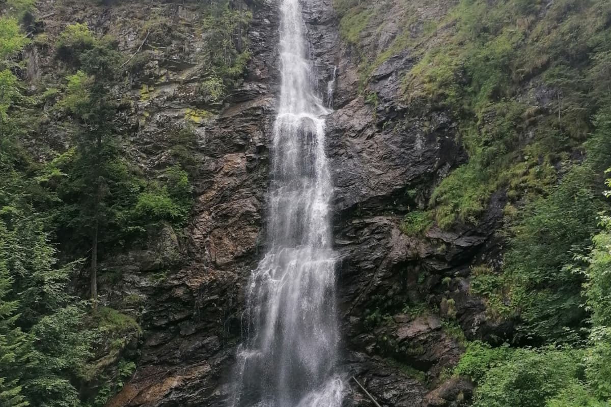 Un weekend perfect pentru relaxare: Ajungi la Mălaia? Imaginați-vă un loc în care peisajele montane se împletesc cu liniștea și aerul curat, un loc ideal pentru a evada din agitația urbană