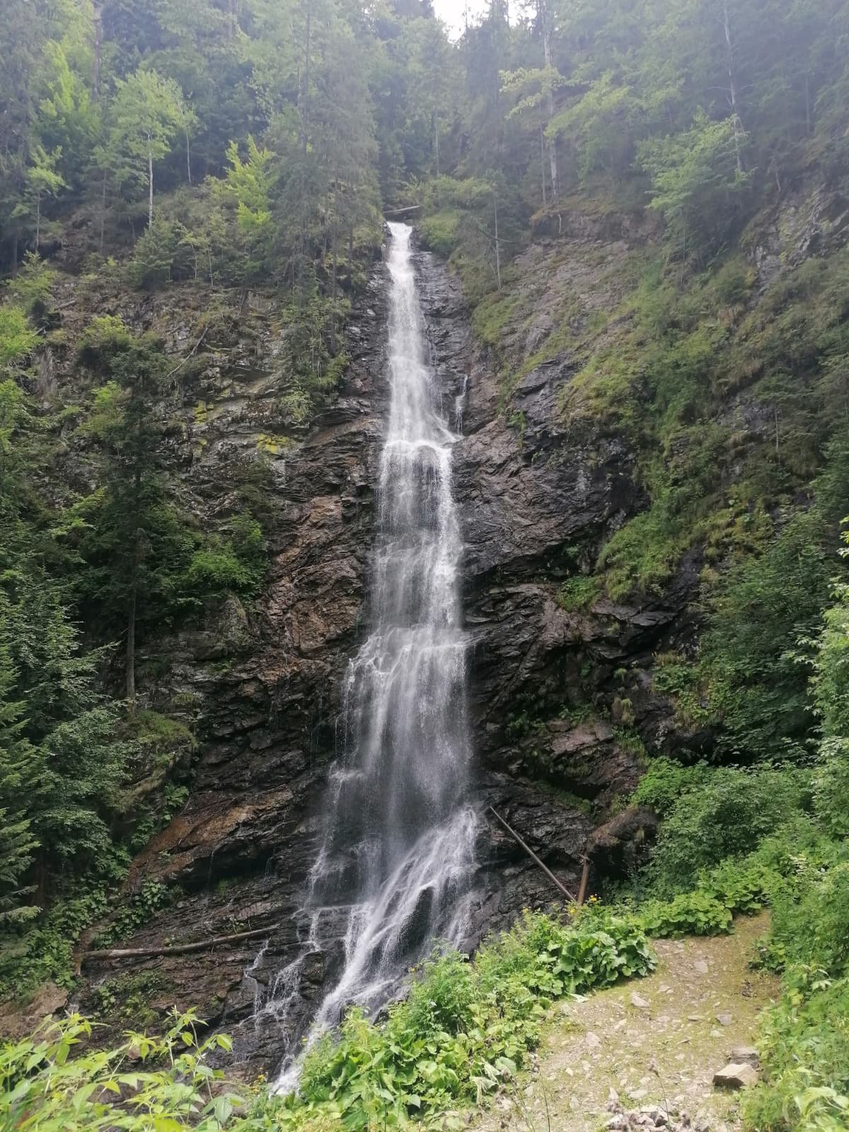 Un weekend perfect pentru relaxare: Ajungi la Mălaia? Imaginați-vă un loc în care peisajele montane se împletesc cu liniștea și aerul curat, un loc ideal pentru a evada din agitația urbană