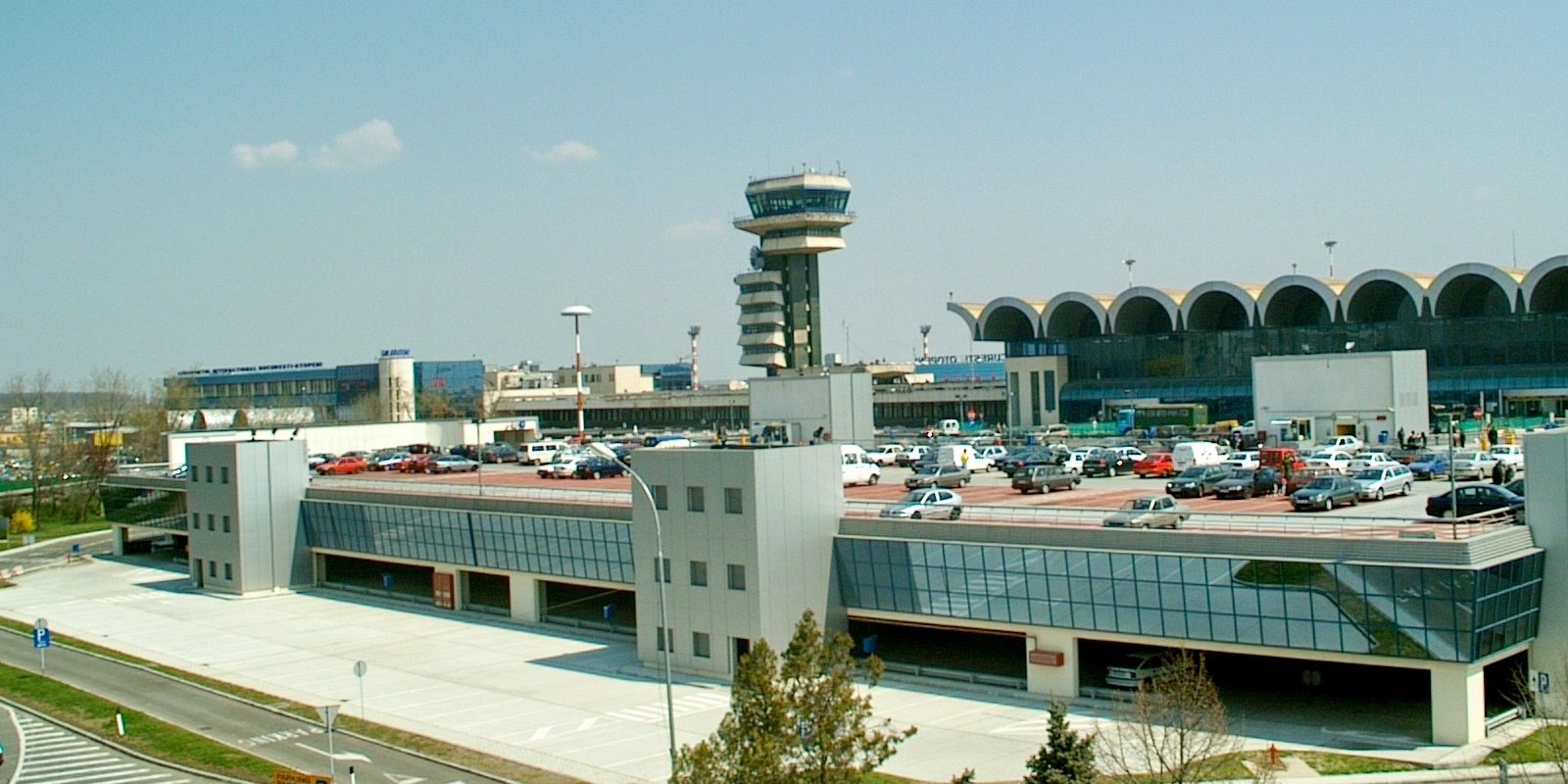 Etaje închise la parcarea Sosiri Otopeni: Schimbări pentru transport și ride-sharing