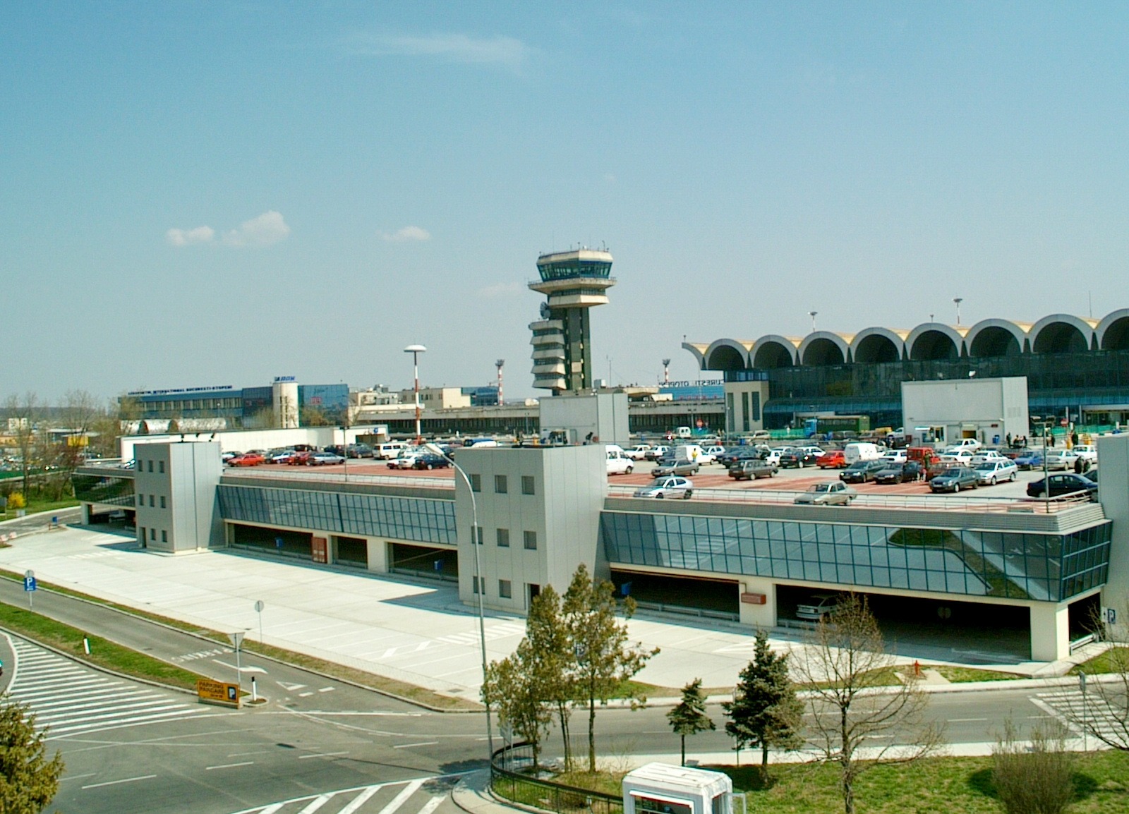 Etaje închise la parcarea Sosiri Otopeni: Schimbări pentru transport și ride-sharing