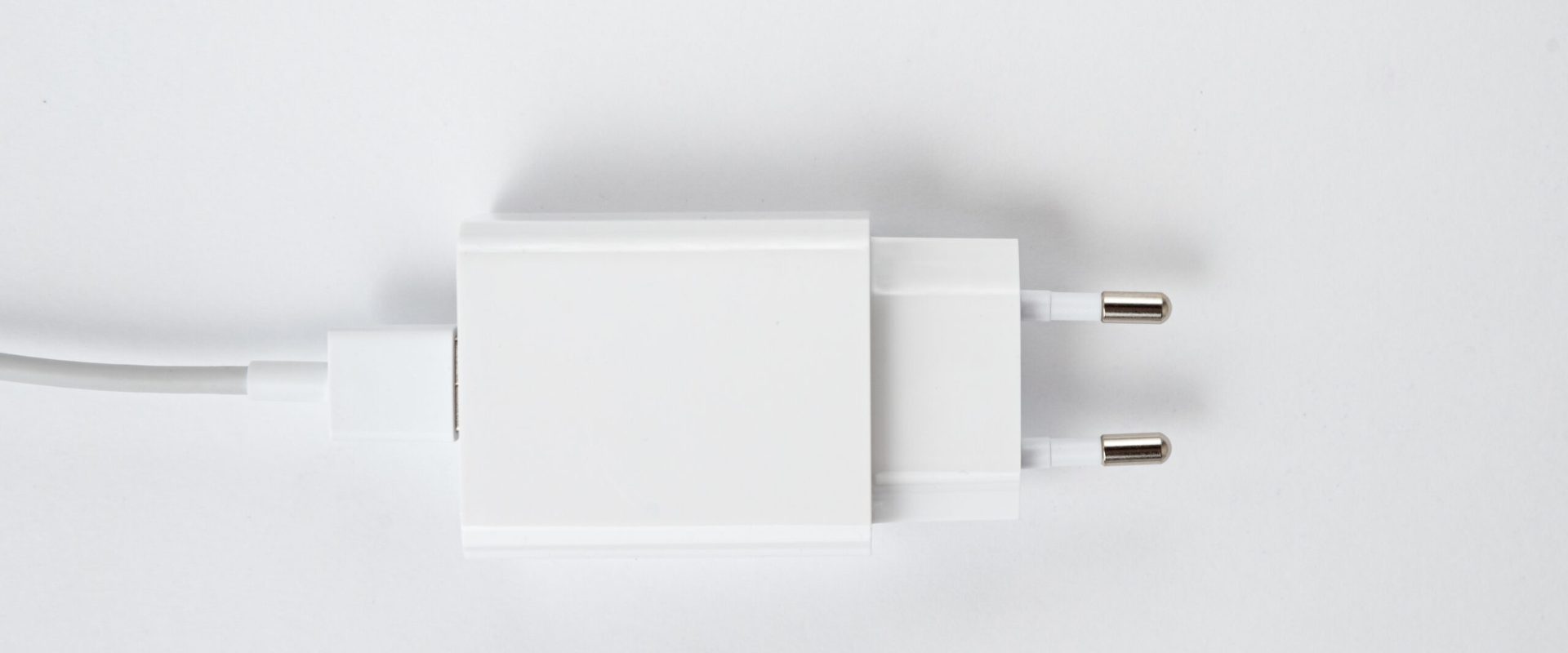 Încărcătorul în priză, pericol real: Ce spun experții despre foc și facturi mari