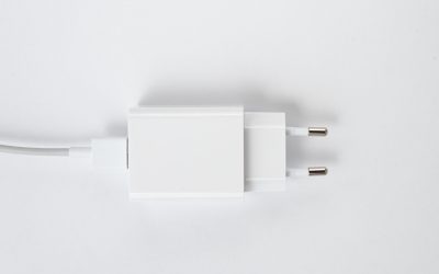 Încărcătorul în priză, pericol real: Ce spun experții despre foc și facturi mari