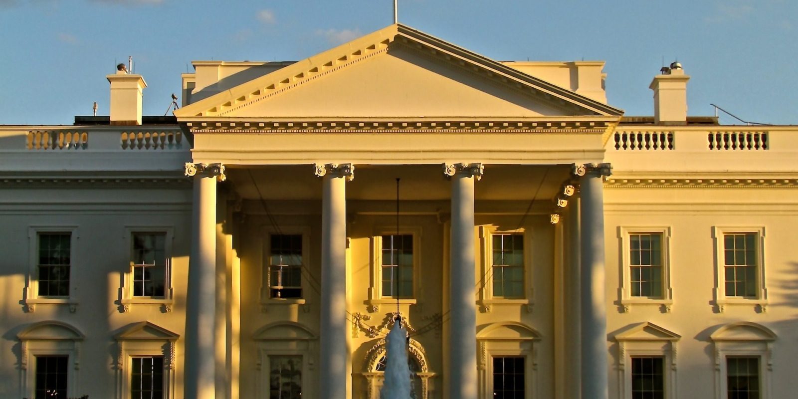 Angajații casei albe, acuzați de pariuri ilegale pe petrol. Scandalu-i mare