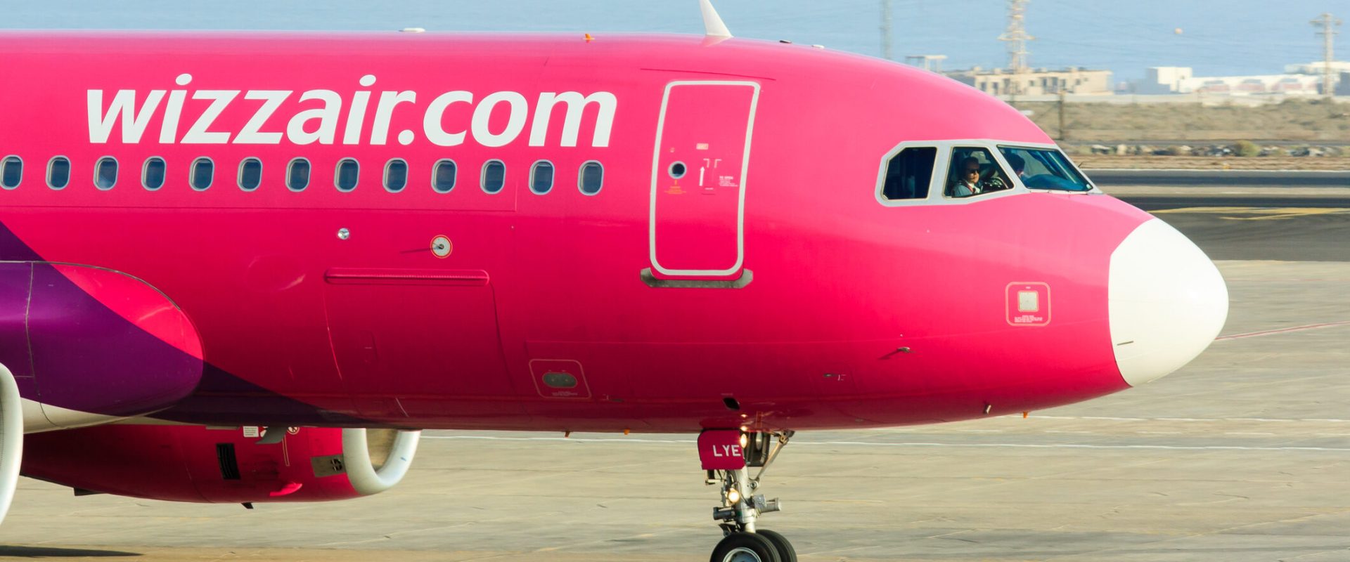 Wizz Air investește în digitalizare și renunță la avioanele mai vechi București – Compania aeriană cu tarife reduse Wizz Air a anunțat, luni, semnarea unui acord cu compania IMMFLY din Barcelona, specializată în tehnologie pentru avioane