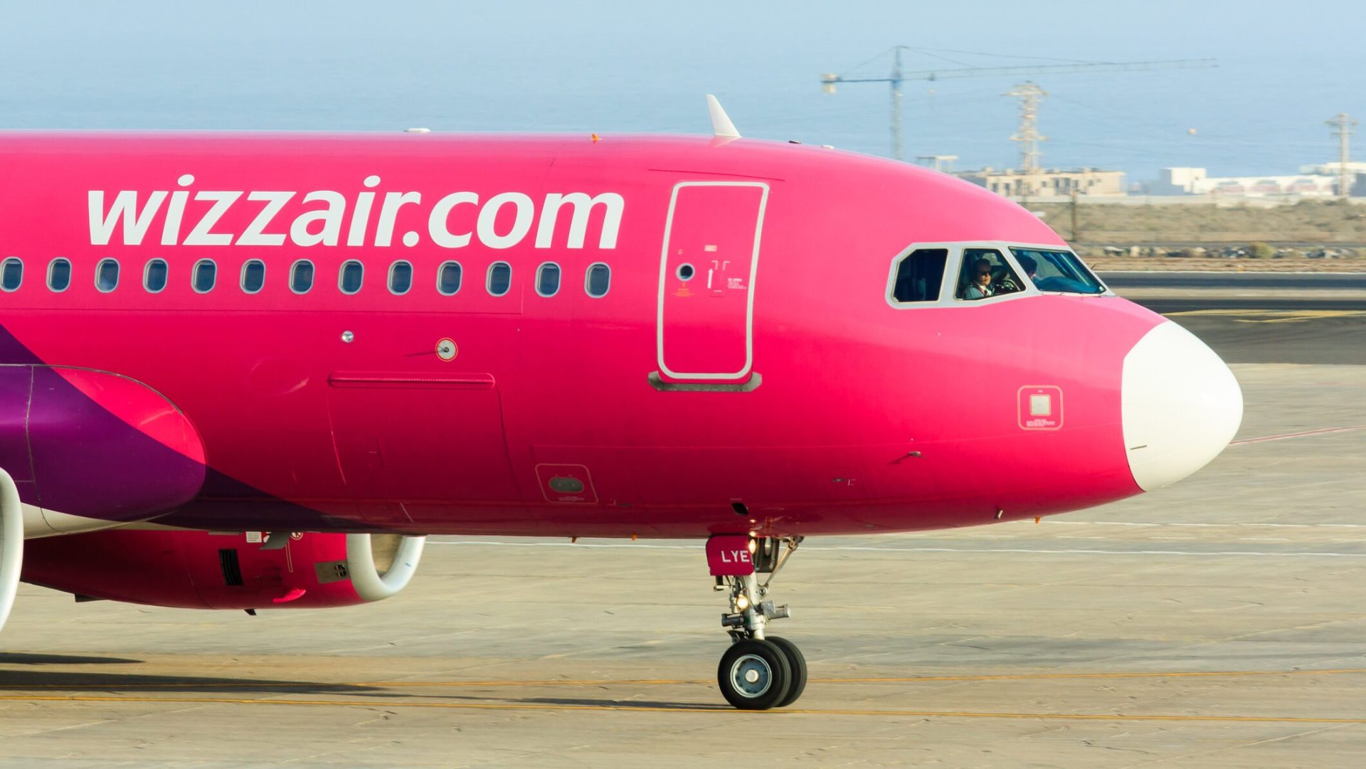 Wizz Air investește în digitalizare și renunță la avioanele mai vechi București – Compania aeriană cu tarife reduse Wizz Air a anunțat, luni, semnarea unui acord cu compania IMMFLY din Barcelona, specializată în tehnologie pentru avioane