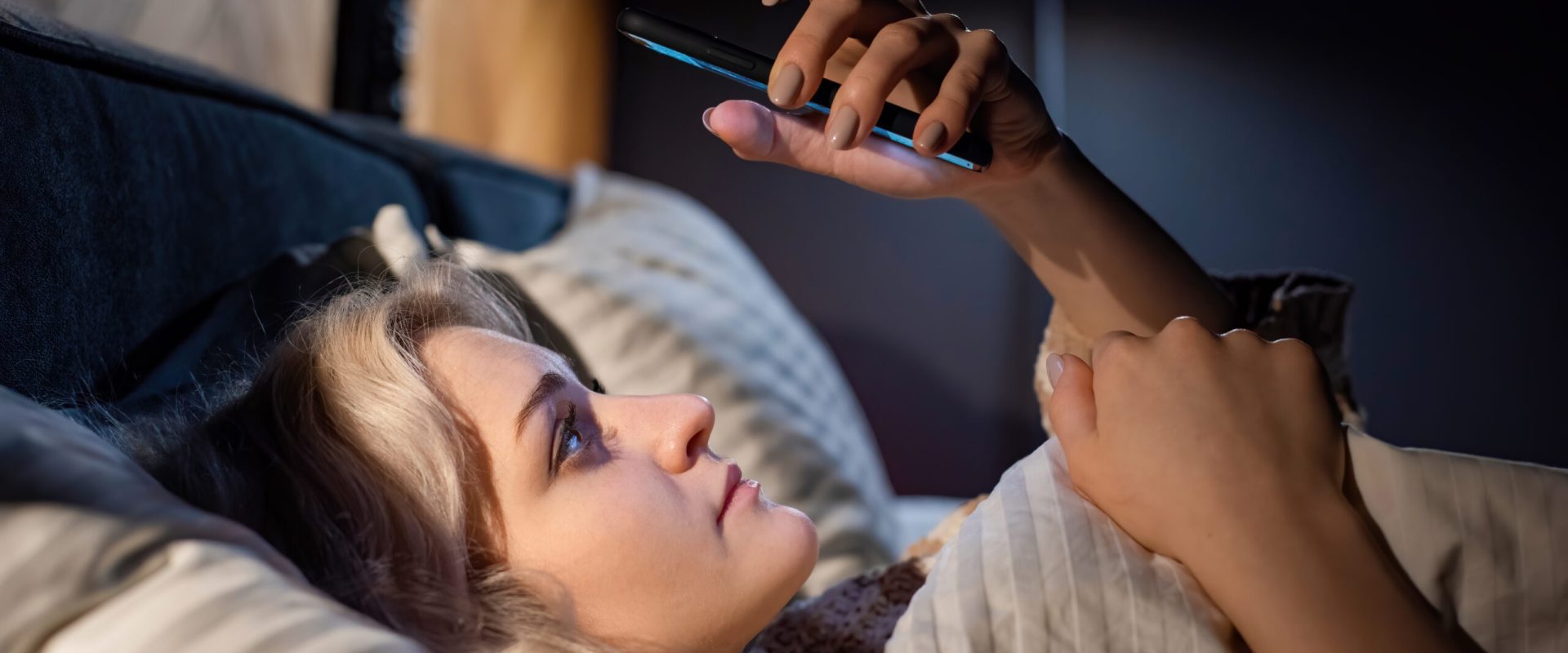 Un studiu recent arată că limitarea timpului petrecut pe telefon poate aduce beneficii semnificative pentru sănătatea mintală și starea generală de bine