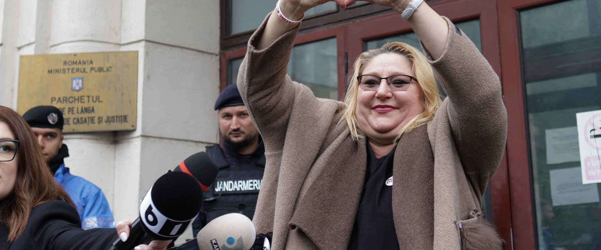 Șoșoacă, primită cu scandal la Otopeni după decizia UE privind imunitatea